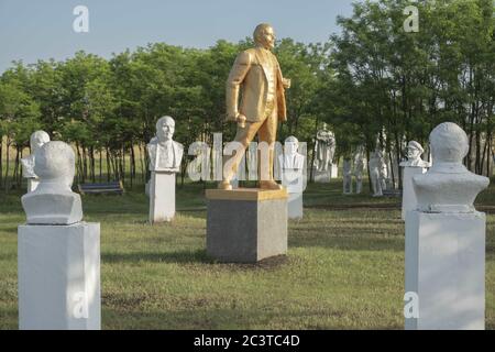 Frumushika Nova, région d'Odessa, Ukraine, Europe de l'est. 19 juin 2020. FROMUSHIKA NOVA VILLAGE, ODESSA OBLAST, UKRAINE - 18 au 19 JUIN 2020 : décommunisation en Ukraine, les monuments démolis dans différentes villes du pays sont rassemblés dans le Musée du réalisme socialiste. Credit: Andrey Nekrasov/ZUMA Wire/Alamy Live News Banque D'Images