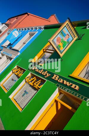 Irlande, Comté de Kerry, Dingle, façade du Paddy Bawn Brosnans Pub, nommé d’après le célèbre footballeur gaélique Kerry des années 1940. Banque D'Images