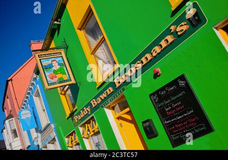 Irlande, Comté de Kerry, Dingle, façade du Paddy Bawn Brosnans Pub, nommé d’après le célèbre footballeur gaélique Kerry des années 1940. Banque D'Images