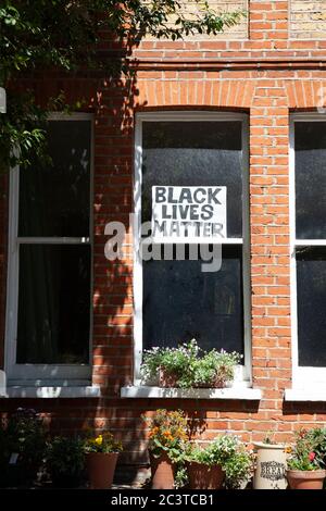 Accueil à Clapham avec le signe 'Black Lives Matter' fenêtre, Londres, Royaume-Uni Banque D'Images