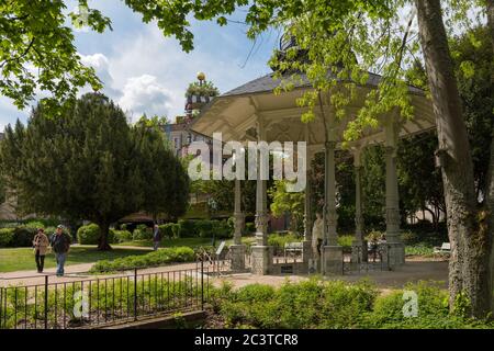 Pavillon avec Sodenia statue dans le Quellenpark de Bad Soden am Taunus, Hesse, Allemagne Banque D'Images