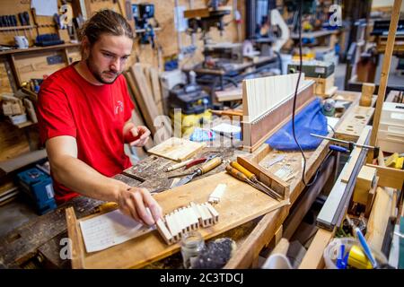 22 juin 2020, Mecklembourg-Poméranie occidentale, Rostock: Jan Schumacher travaille sur les tuyaux en roseau pour la nouvelle construction d'un orgue de poitrine dans l'atelier "instruments historiques de clavier - Johann-Gottfried Schmidt". Fondée en 2003, la société est principalement active dans la construction d'instruments de musique et emploie trois personnes. Dans la petite entreprise, les instruments tels que la poitrine et les petits organes, les clavecins, les spinettes, les virginals et les clavicordes écoles de construction allemandes et italiennes sont faits comme des pièces uniques. Photo: Jens Büttner/dpa-Zentralbild/dpa Banque D'Images