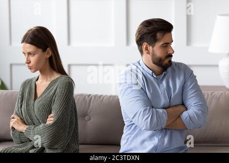 Un couple en colère ne parlant pas après les combats, assis dos à dos Banque D'Images