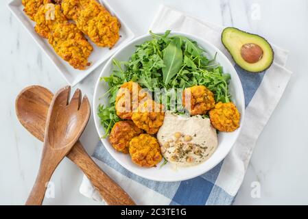 Bol végétarien de bouddha sain avec patate douce cuite au four, falafel Banque D'Images