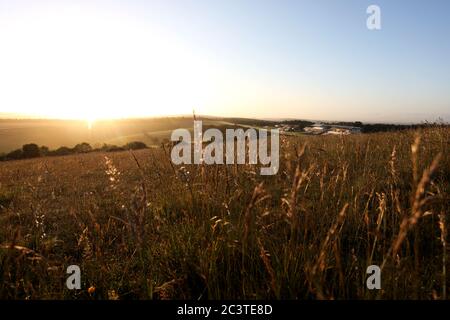 Lever du soleil au trundle à Chichester, West Sussex, Royaume-Uni, dans le domaine de Goodwood et dans le parc national de South Downs. Banque D'Images