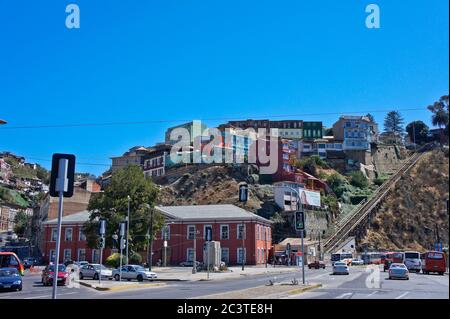 Valparaiso, vue sur la rue de la vieille ville, Chili, Amérique du Sud Banque D'Images