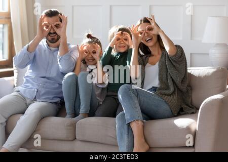 Portrait de famille des parents heureux avec des enfants faisant des visages drôles Banque D'Images