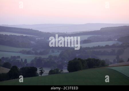 Lever du soleil au trundle à Chichester, West Sussex, Royaume-Uni, dans le domaine de Goodwood et dans le parc national de South Downs. Banque D'Images