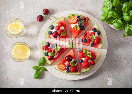 Tranches de pizza de pastèque avec du yogourt et petits fruits, dessert d'été Banque D'Images