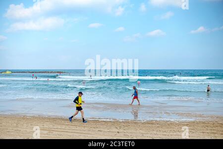 ISRAËL - plage de Netanya, 29 juin 2019 : tenue de retraités par la mer. Des hommes âgés actifs et heureux qui se font courir sur la plage. Un homme va pour Banque D'Images