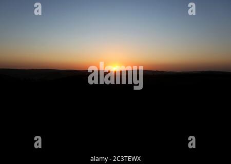 Lever du soleil au trundle à Chichester, West Sussex, Royaume-Uni, dans le domaine de Goodwood et dans le parc national de South Downs. Banque D'Images