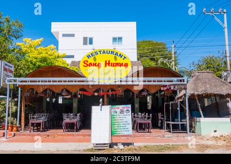 Restaurant, Nguyen Dinh Chieu, route côtière 77, Mui ne, Vietnam, Asie Banque D'Images