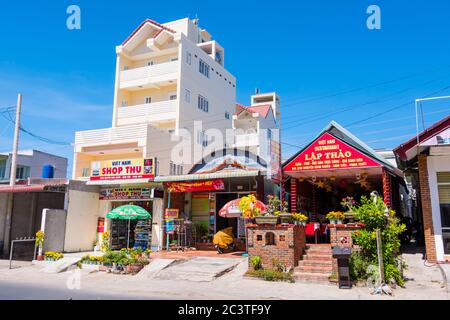 Restaurant, boutique et hôtel, Nguyen Dinh Chieu, route côtière 77, Mui ne, Vietnam, Asie Banque D'Images