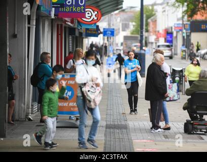 Swansea, pays de Galles, Royaume-Uni. 22 juin 2020.les gens dans les rues d'Oxford Street, magasins non essentiels, ouvrent à Swansea, dans le sud du pays de Galles, avec une distanciation sociale en place, car les magasins de tout le pays de Galles ouvrent leurs portes aux acheteurs pour la première fois depuis que les restrictions du coronavirus ont été mises en place. C'est une semaine plus tard que des magasins non essentiels ont ouvert en Angleterre. Crédit : Robert Melen/Alay Live News Banque D'Images