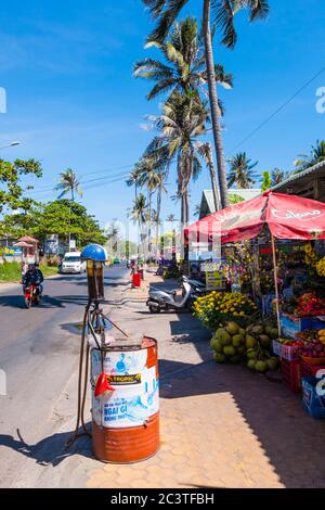 Essence arrêt essence, Nguyen Dinh Chieu, route côtière 77, Mui ne, Vietnam, Asie Banque D'Images