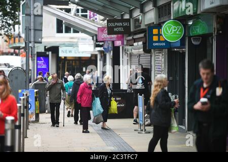 Swansea, pays de Galles, Royaume-Uni. 22 juin 2020.les gens dans les rues d'Oxford Street, magasins non essentiels, ouvrent à Swansea, dans le sud du pays de Galles, avec une distanciation sociale en place, car les magasins de tout le pays de Galles ouvrent leurs portes aux acheteurs pour la première fois depuis que les restrictions du coronavirus ont été mises en place. C'est une semaine plus tard que des magasins non essentiels ont ouvert en Angleterre. Crédit : Robert Melen/Alay Live News Banque D'Images