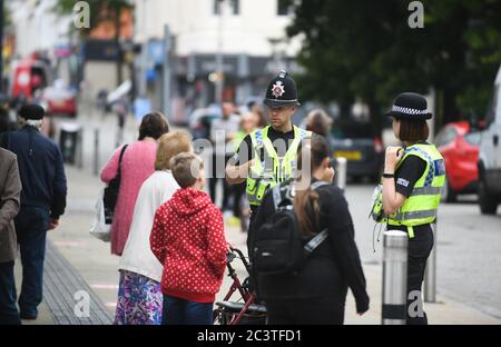 Swansea, pays de Galles, Royaume-Uni. 22 juin 2020. Les policiers bavardes avec les acheteurs alors que des magasins non essentiels ouvrent leurs portes à Swansea, dans le sud du pays de Galles, avec des distances sociales en place, puisque les magasins du pays de Galles ouvrent leurs portes aux acheteurs pour la première fois depuis que des restrictions sur les coronavirus ont été mises en place. C'est une semaine plus tard que des magasins non essentiels ont ouvert en Angleterre. Crédit : Robert Melen/Alay Live News Banque D'Images