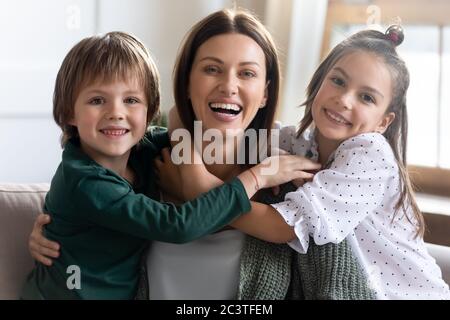 Tête portrait adorable fils et fille embrassant la mère heureuse Banque D'Images