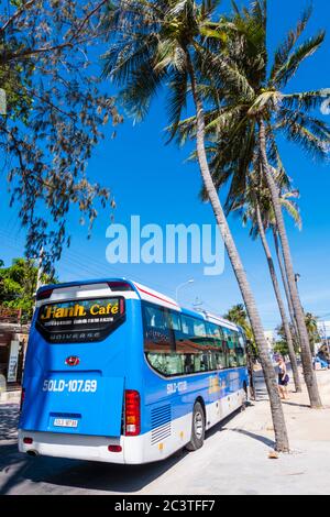 Bus touristique, Nguyen Dinh Chieu, route côtière 77, Mui ne, Vietnam, Asie Banque D'Images