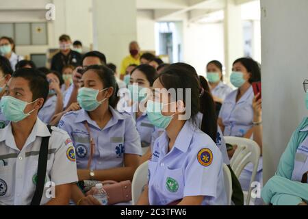 Nonthaburi, Thaïlande. 22 juin 2020. Thai Emergency Medical Technician Intermediate Group Chunum au ministère de la Santé publique, Nonthaburi demande à être un fonctionnaire du gouvernement. (Photo de Teera Noisakran/Pacific Press) crédit: Pacific Press Agency/Alay Live News Banque D'Images