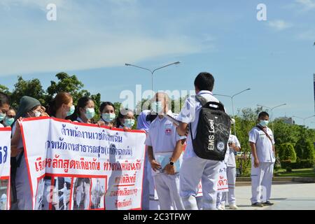 Nonthaburi, Thaïlande. 22 juin 2020. Thai Emergency Medical Technician Intermediate Group Chunum au ministère de la Santé publique, Nonthaburi demande à être un fonctionnaire du gouvernement. (Photo de Teera Noisakran/Pacific Press) crédit: Pacific Press Agency/Alay Live News Banque D'Images