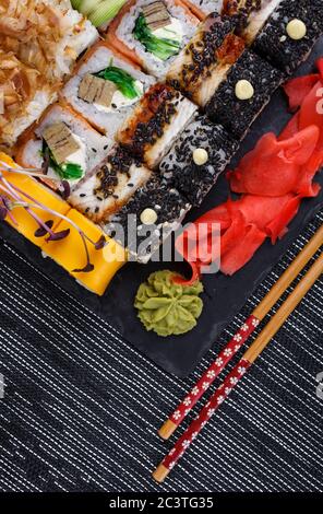 Cuisine japonaise au restaurant. Différents types de rouleaux de sushis avec saumon, légumes, poisson. Menu du restaurant japonais. Banque D'Images