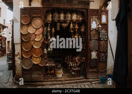 Sélection de lampes traditionnelles à la vente à un décrochage du marché dans des souks de Marrakech, Maroc. Banque D'Images