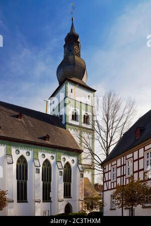 eglise Saint Johannes Baptist, Allemagne, Rhénanie-du-Nord-Westphalie, pays aigre, Attendorn Banque D'Images