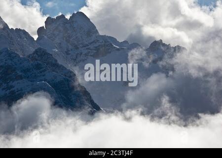 Les Dolomites dans les nuages, Italie, Tyrol du Sud, Dolomites, trente Banque D'Images