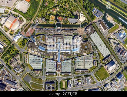 Neue Mitte avec Centro, Centro-Park, Koenig-Pilsener-Arena, Metronom Theatre, Aquarium Sea Life Centre, Aquapark Oberhausen à chanel Rhein-Herne-Kanal, 29.05.2019, vue aérienne, Allemagne, Rhénanie-du-Nord-Westphalie, région de la Ruhr, Oberhausen Banque D'Images