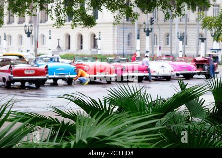 LA HAVANE, CUBA - DÉCEMBRE 10 : voiture américaine classique de couleur ancienne dans les rues de la ville de la Havane le 10 décembre 2016 Banque D'Images