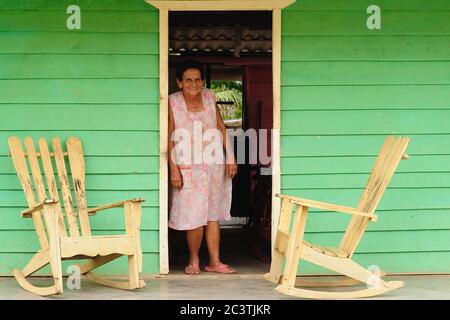 VINIALES, CUBA - OCTOBRE 26 : la femme est debout devant la porte de sa maison le 26 octobre 2016 Banque D'Images