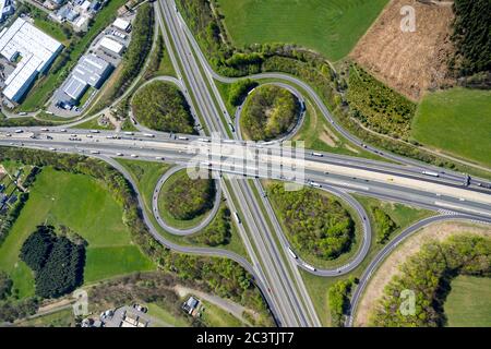 Sortie d'autoroute Olpe Sued des autoroutes A45 et A4, 24.04.2019, vue aérienne, Allemagne, Rhénanie-du-Nord-Westphalie, pays aigre, Wenden Banque D'Images