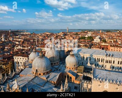 Vue aérienne de Venise avec la Basilique St Marc et du Palais des Doges. Venise, Italie Banque D'Images