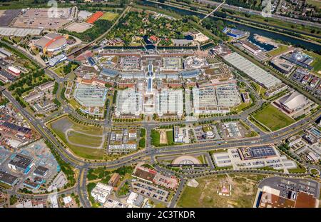 Neue Mitte avec Centro, Centro-Park, Koenig-Pilsener-Arena, Metronom Theatre, Aquarium Sea Life Centre, Aquapark Oberhausen à chanel Rhein-Herne-Kanal, 29.05.2019, vue aérienne, Allemagne, Rhénanie-du-Nord-Westphalie, région de la Ruhr, Oberhausen Banque D'Images