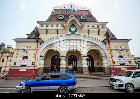 Vladivostok, Russie - 30 juillet 2015 : personnes se tenant près des portes de la gare ferroviaire de Vladivostok. Chemin de fer transsibérien. Banque D'Images