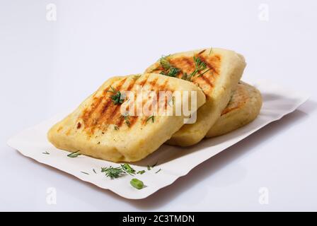 Tourtes de pommes de terre frites. Viandes avec aneth. Recette bon marché pour des tartes faites maison sur fond blanc. Idée de repas facile. Banque D'Images