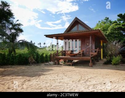 Ko Mak, Thaïlande. 27 octobre 2019. Une plage vide avec un bungalow de vacances. L'île est d'environ 16 kilomètres carrés et se trouve dans l'est du golfe de Thaïlande près de la frontière avec le Cambodge. Le tourisme sur l'île n'étant pas encore très développé, il n'y a que quelques stations balnéaires ou bungalows. Credit: Soeren Stache/dpa-Zentralbild/ZB/dpa/Alay Live News Banque D'Images