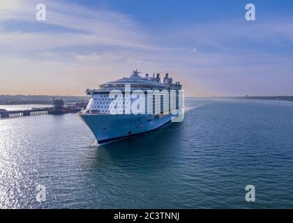 Photo aérienne du bateau de croisière allure of the Seas, bateau de croisière de classe Oasis Banque D'Images