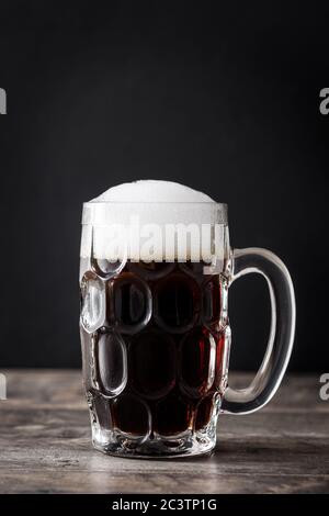 Tasse traditionnelle de bière kvass avec pain de seigle sur table en bois Banque D'Images