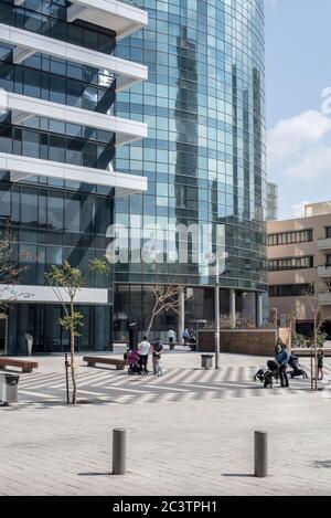 Haut bâtiment moderne sur le boulevard Rothschild 1 avec zone piétonne Plaza en face, Tel Aviv, Israël Banque D'Images