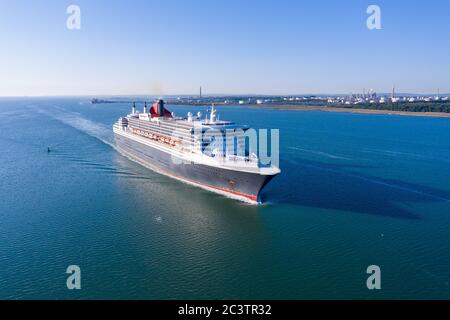 Photo aérienne de la reine Mary 2, paquebot transatlantique Banque D'Images