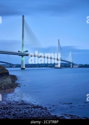 Queensferry Crossing - exposition longue à Dusk lorsque les lumières sur le pont s'allument Banque D'Images