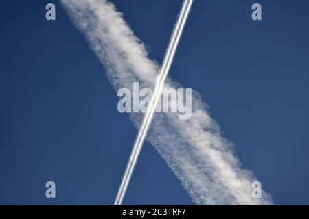 Contrailles dans le ciel, Kondensstreifen am Himmel Banque D'Images