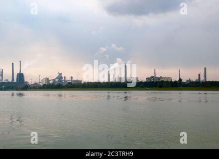 Zone industrielle de Linz en Autriche. Le Danube dans l'avant-plan Banque D'Images