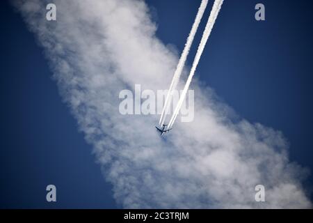 Contrailles dans le ciel, Kondensstreifen am Himmel Banque D'Images