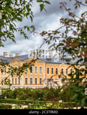 Rundale Palace lors d'une journée d'été surpassée, vue à travers la verdure du parc. Banque D'Images