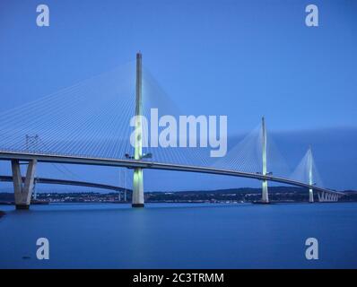 Queensferry Crossing - exposition longue à Dusk lorsque les lumières sur le pont s'allument Banque D'Images