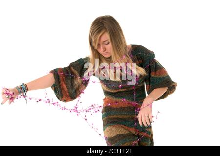 Jeune femme blonde entrée dans un fil sur fond blanc Banque D'Images