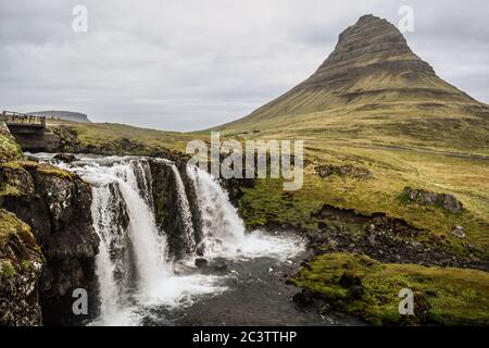Le Kirkjufellsfoss et le Mont Kirkjufell à Snaefellsnes, dans l'ouest de l'Islande Banque D'Images